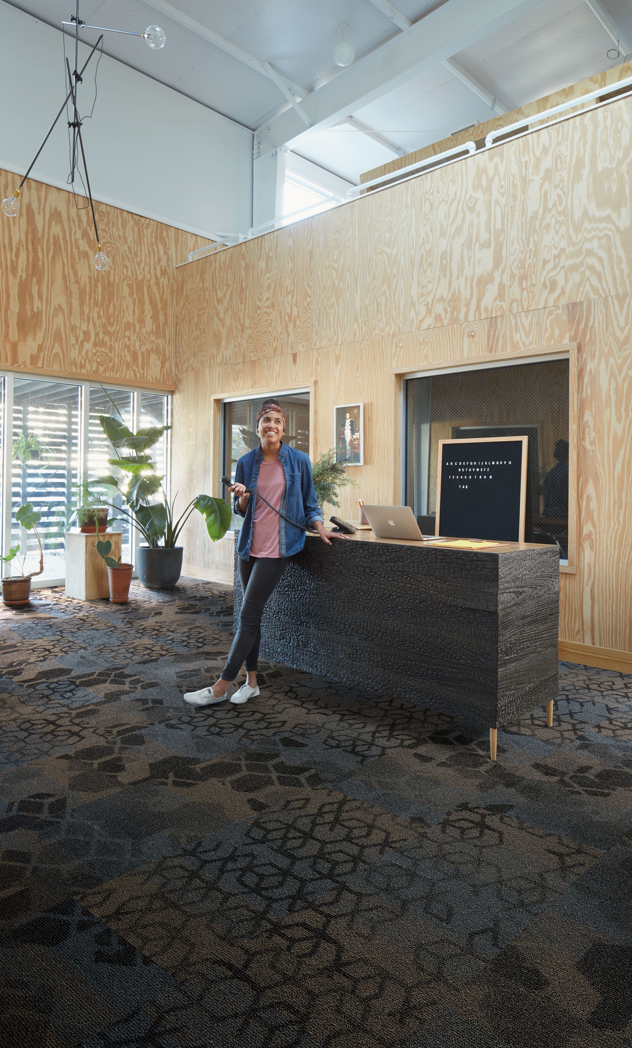 Interface Honey Do carpet tile with woman leaning on standup desk numéro d’image 4